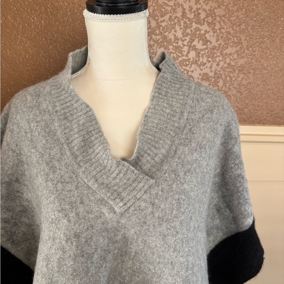 Vertigo Paris Gray and Black Poncho Sweater Size L - Picture 3 of 9